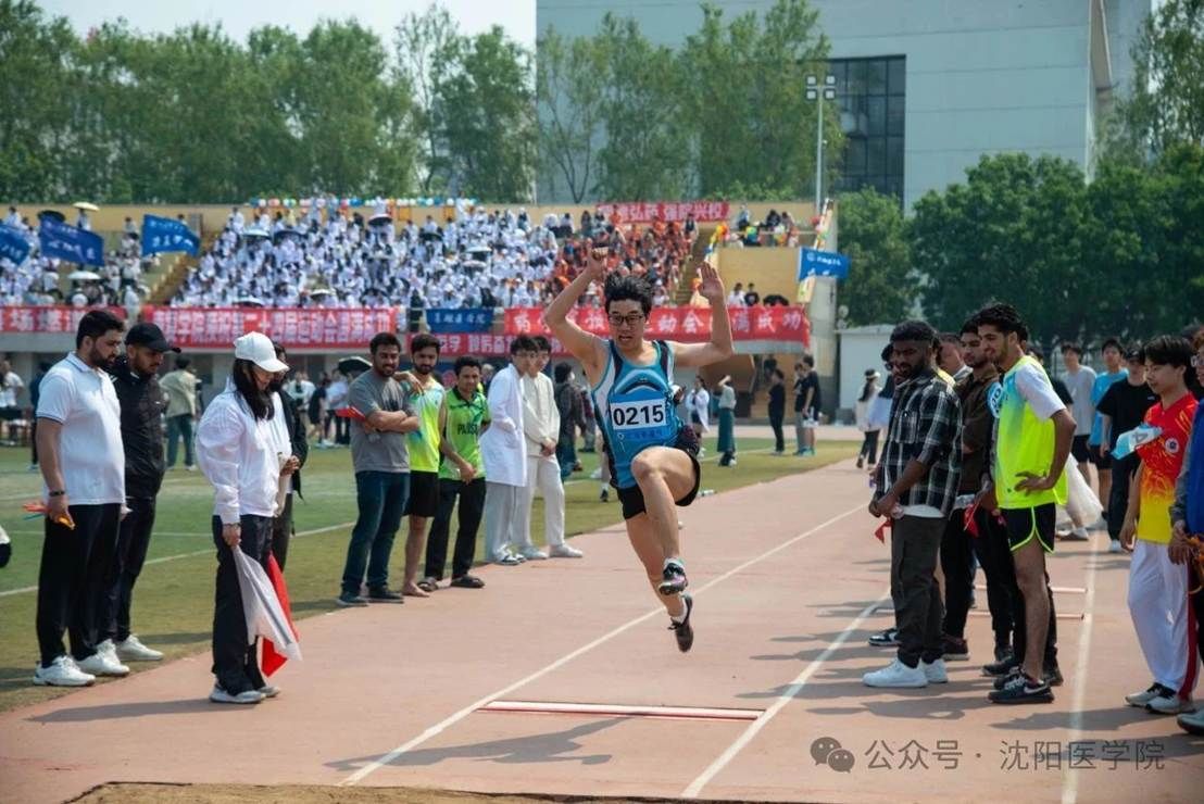 一群人在跑步 AI 生成的内容可能不正确。