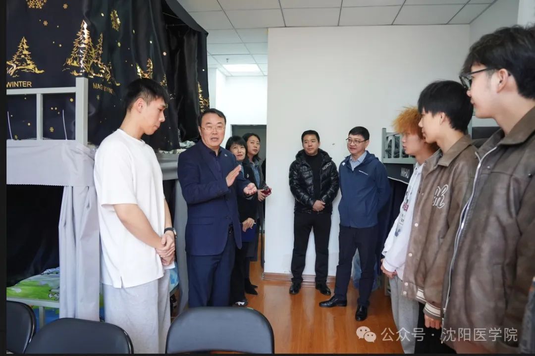 一群男人和女人站在房间里 AI 生成的内容可能不正确。 一群男人和女人站在房间里 AI 生成的内容可能不正确。