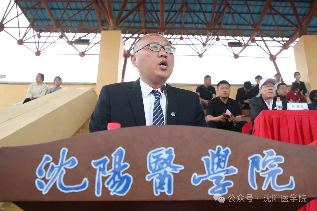 图片包含 建筑, 男人, 桌子, 盒子 AI 生成的内容可能不正确。