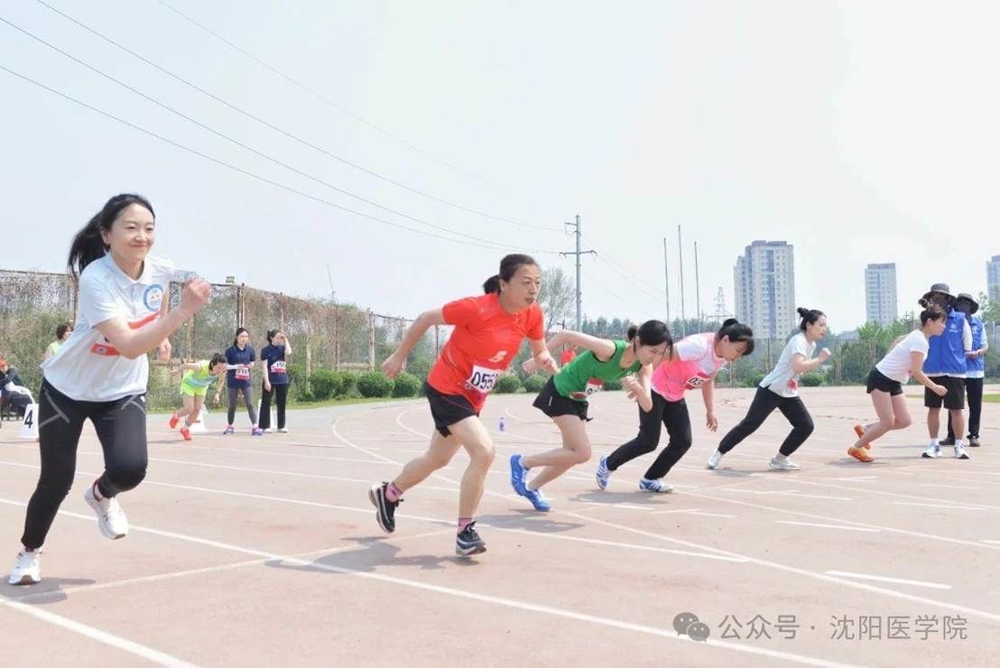 人们在看台上的人在路上跑步 AI 生成的内容可能不正确。
