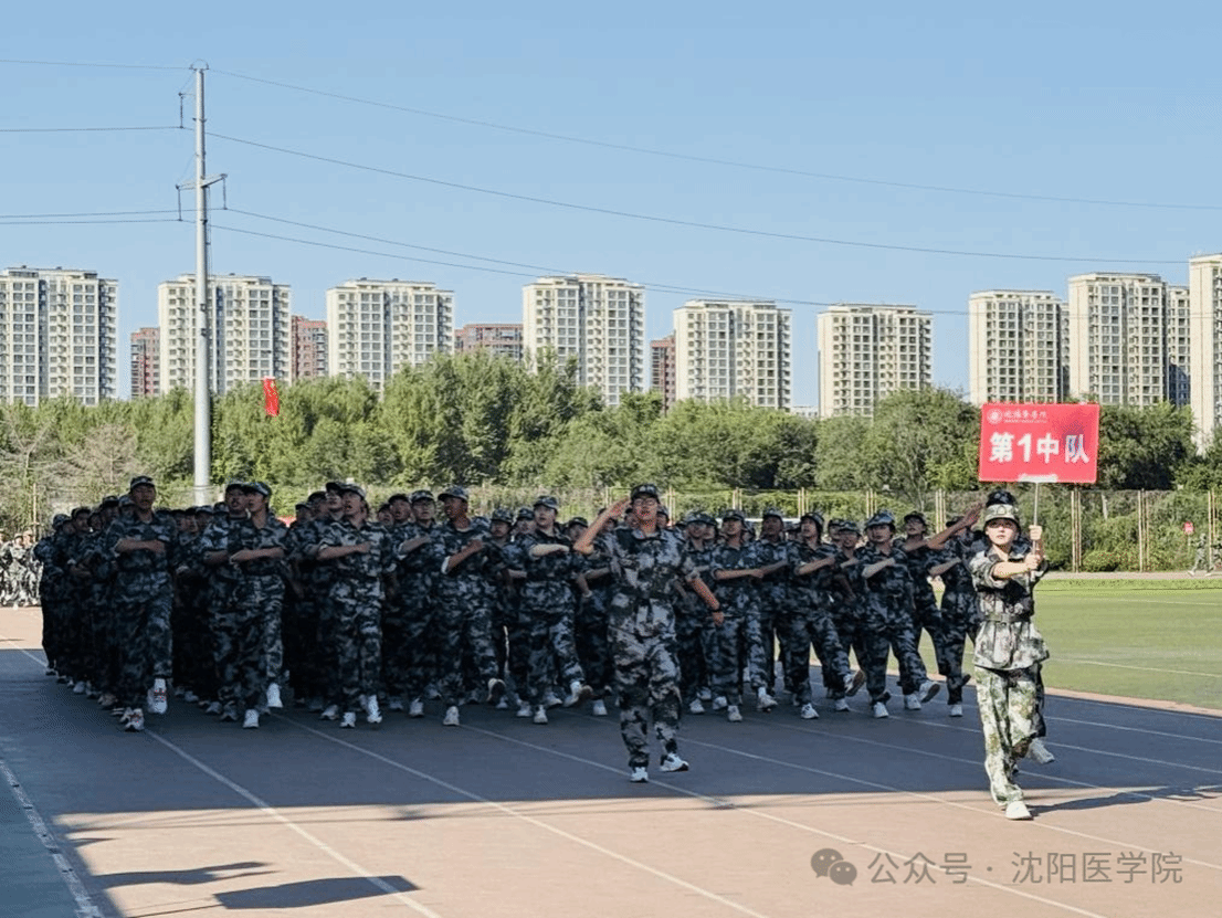 一群人站在路中间 AI 生成的内容可能不正确。