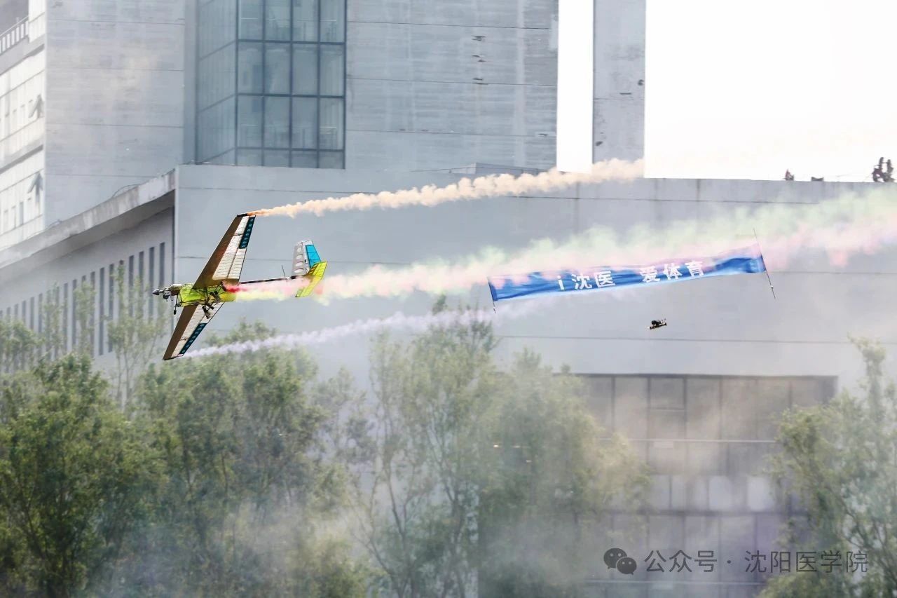 图片包含 户外, 人, 男人, 站 AI 生成的内容可能不正确。