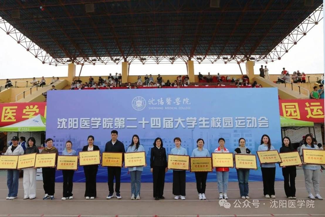 一群人站在一起 AI 生成的内容可能不正确。