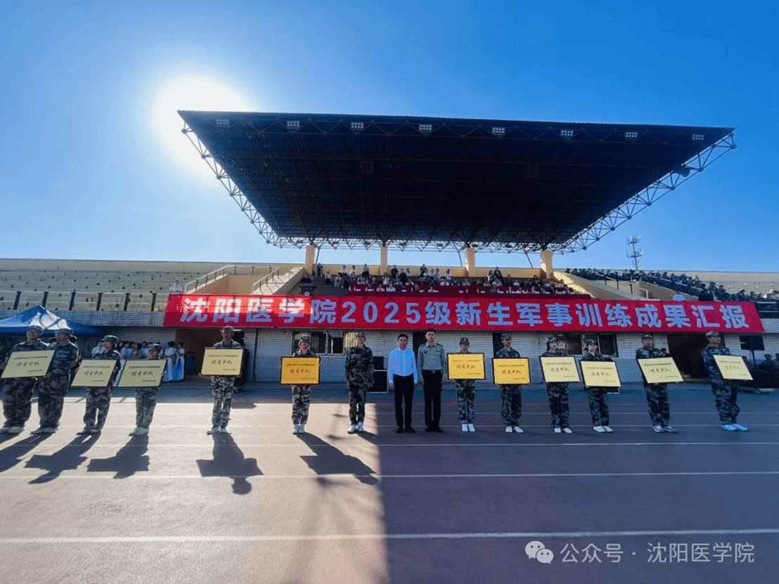 图片包含 路, 户外, 建筑, 男人 AI 生成的内容可能不正确。