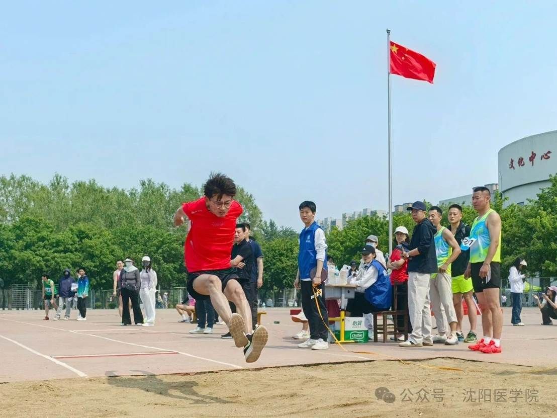一群人在放风筝 AI 生成的内容可能不正确。