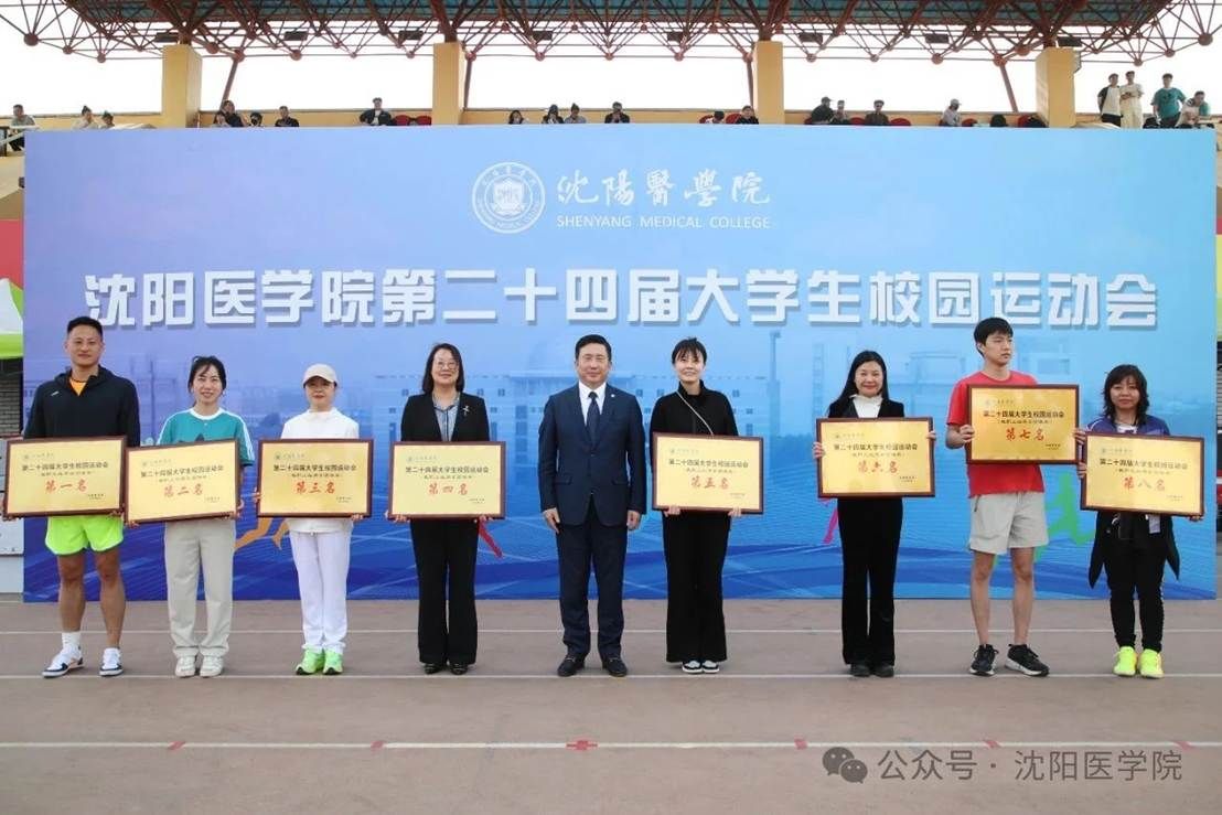 一群人站在台上演讲 AI 生成的内容可能不正确。