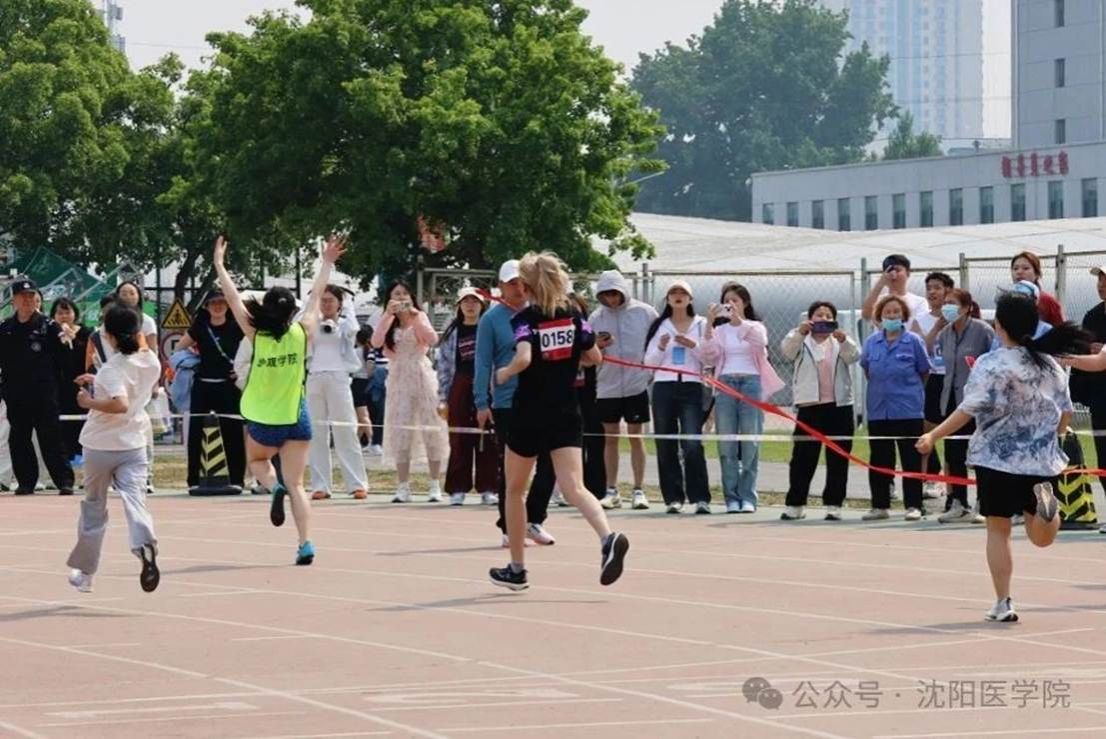 一群人在跑步 AI 生成的内容可能不正确。