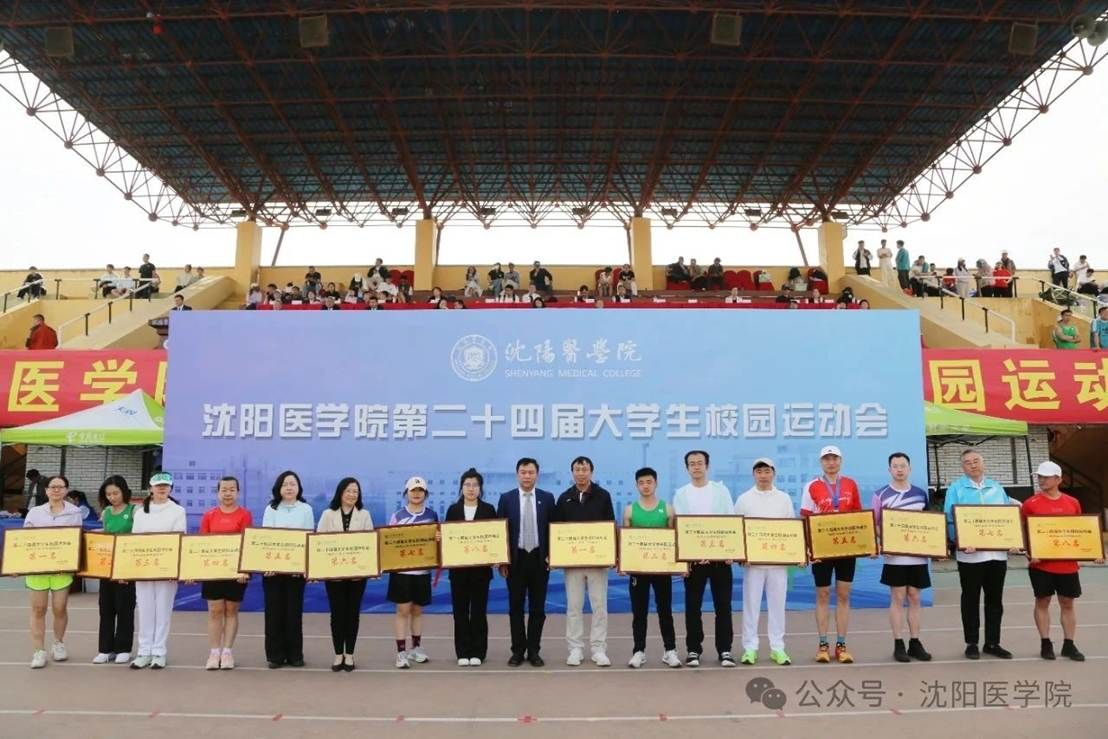 一群人站在一起 AI 生成的内容可能不正确。