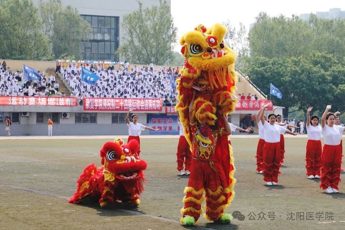 一群人站在街道上 AI 生成的内容可能不正确。