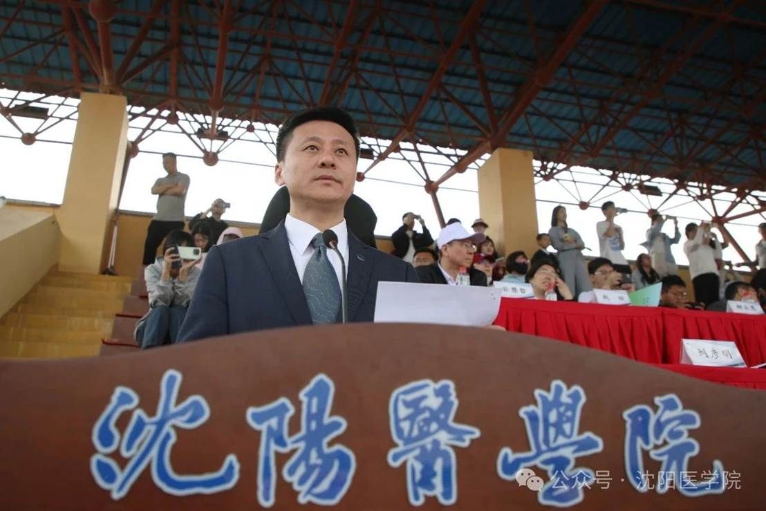 男人的照片上写着字 AI 生成的内容可能不正确。