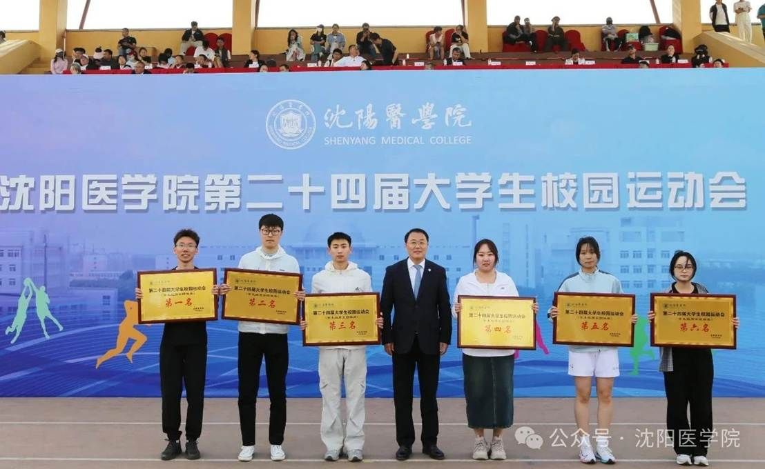 一群人站在台上演讲 AI 生成的内容可能不正确。