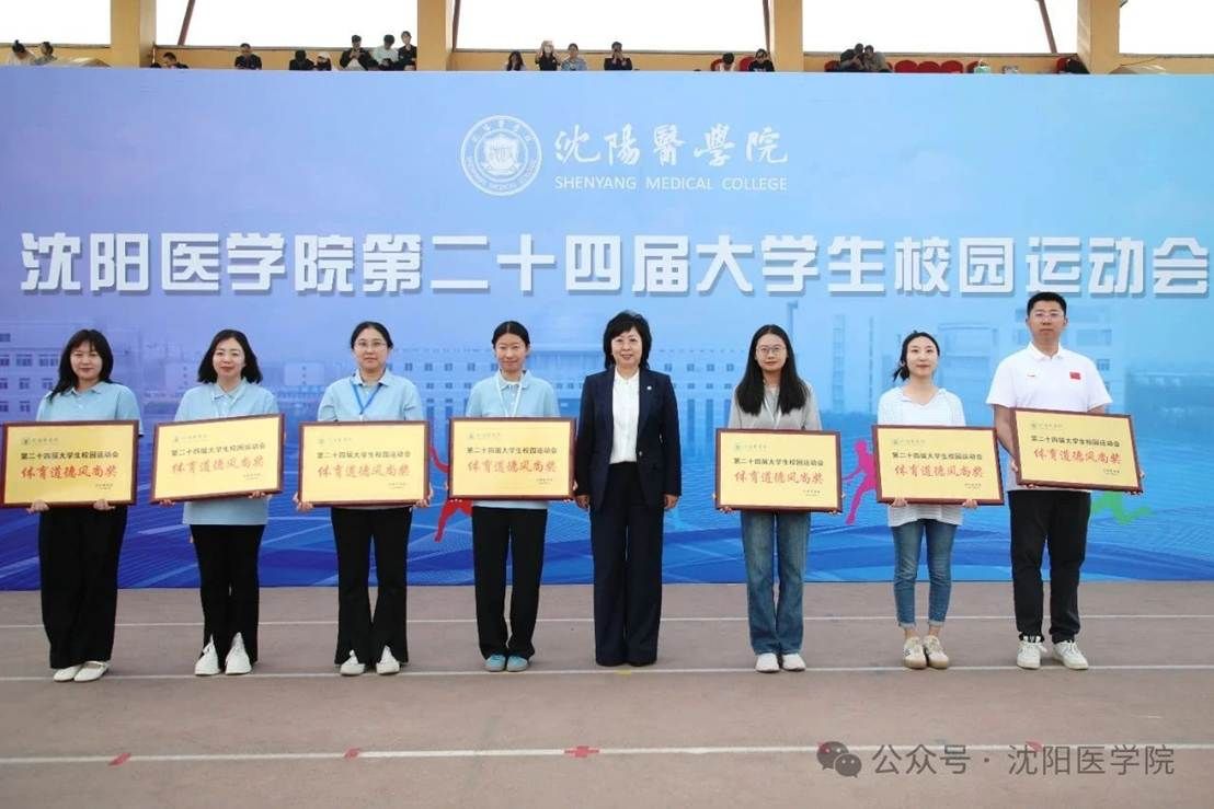 一群人站在一起 AI 生成的内容可能不正确。