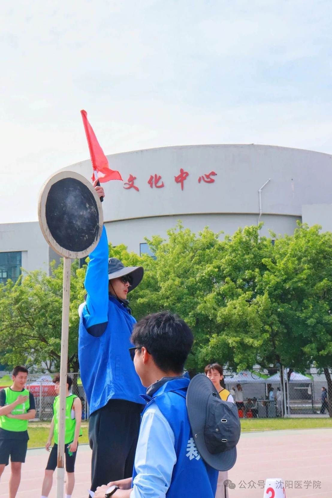 图片包含 户外, 人, 男人, 站 AI 生成的内容可能不正确。