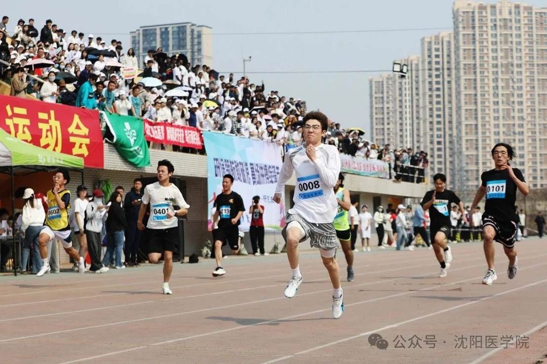 一群人在广场上 AI 生成的内容可能不正确。