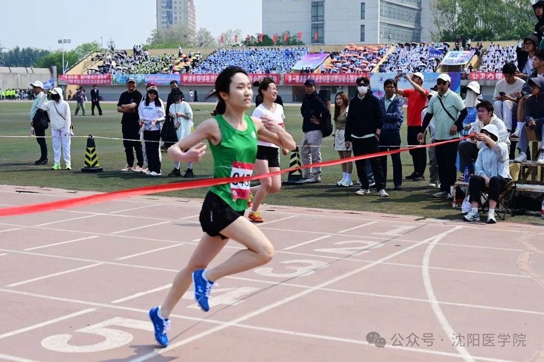 篮球运动员站在球场上 AI 生成的内容可能不正确。