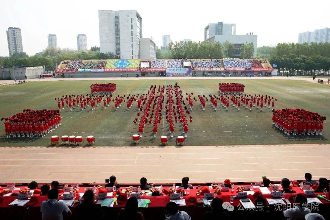 人们在看台上的人群 AI 生成的内容可能不正确。