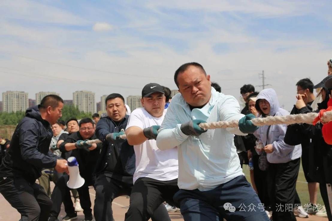 一群人站在人的手 AI 生成的内容可能不正确。