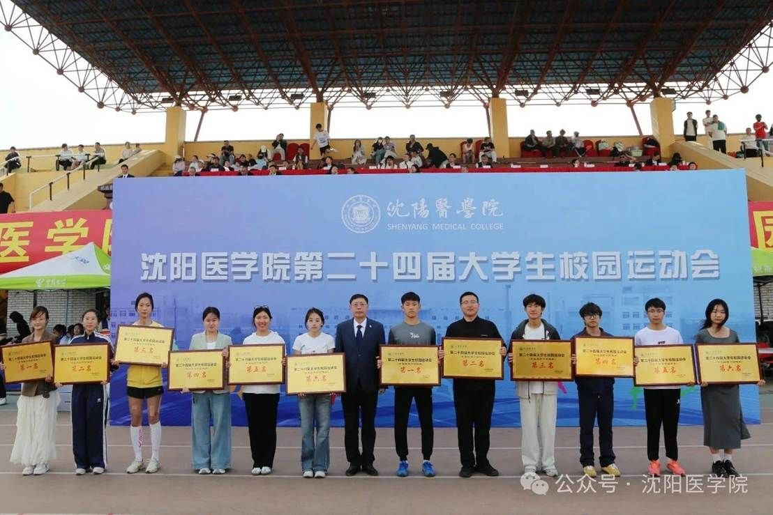 一群人站在一起合影 AI 生成的内容可能不正确。