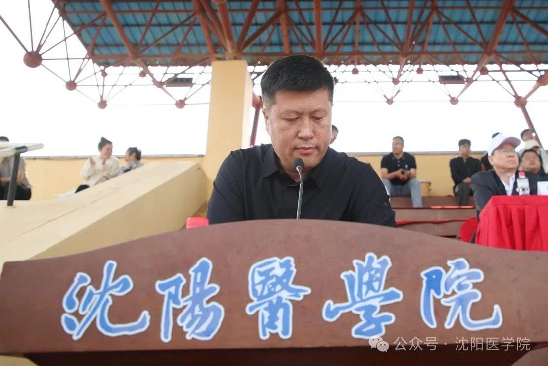 男人的照片上写着字 AI 生成的内容可能不正确。