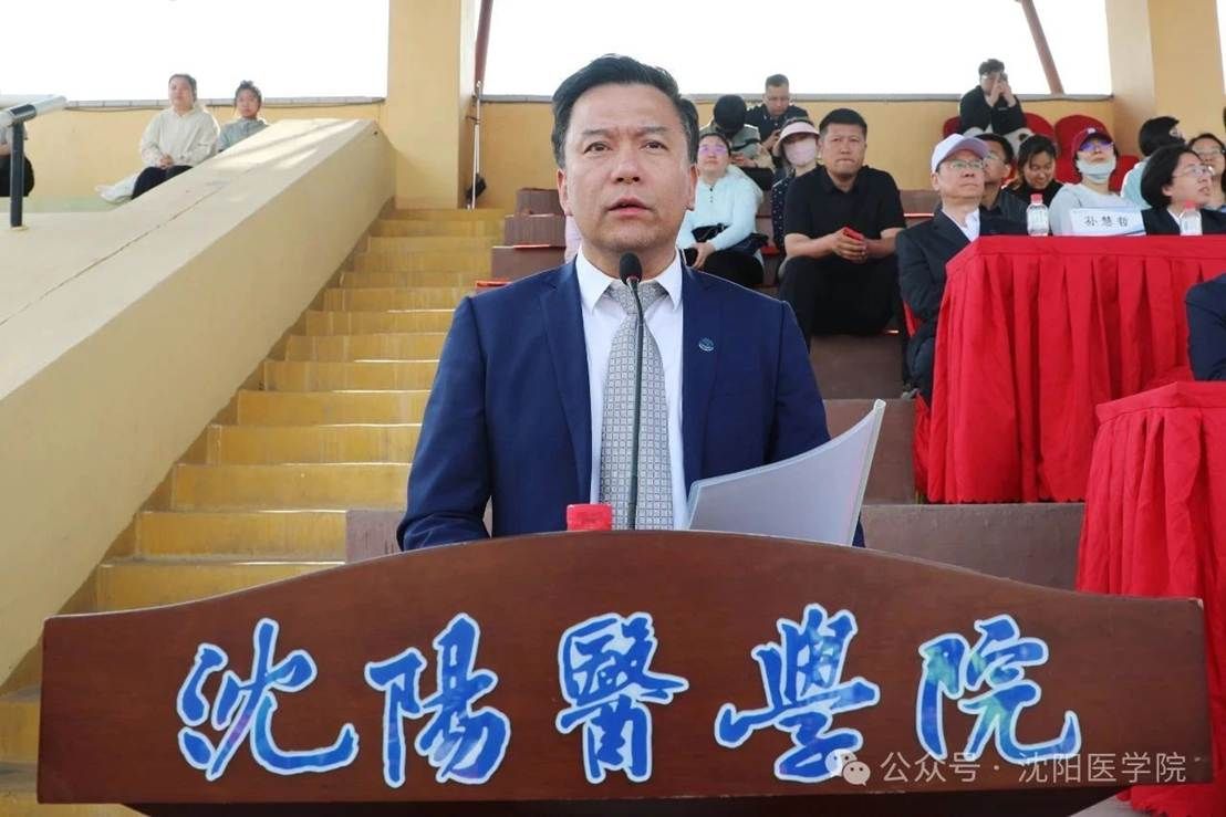 桌子前坐着的人 AI 生成的内容可能不正确。